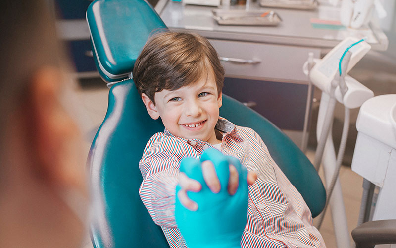Bambino che sorride con dentista