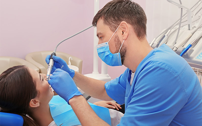 dentista interviene su paziente